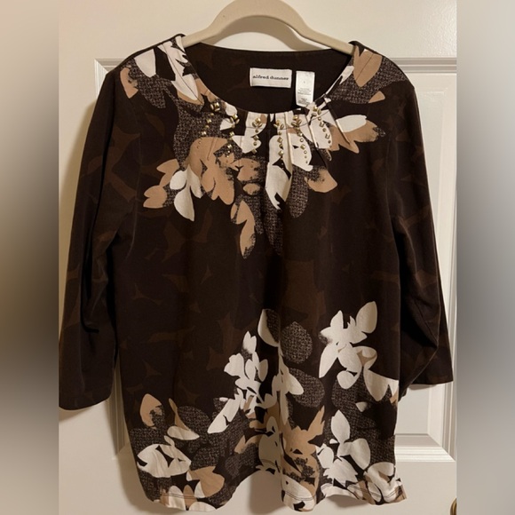 Alfred Dunner Tops - EUC Alfred Dunner pretty top with bling. Size L